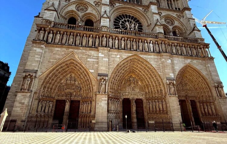 Empresa de leiriense refaz adro da catedral de Notre Dame