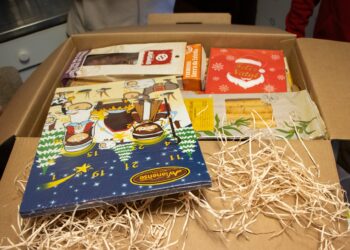 Doentes oncológicos de Leiria recebem presentes de Natal da Liga Contra o Cancro