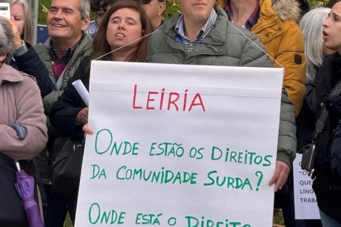 A comunidade surda manifestou-se em frente à Assembleia da República
