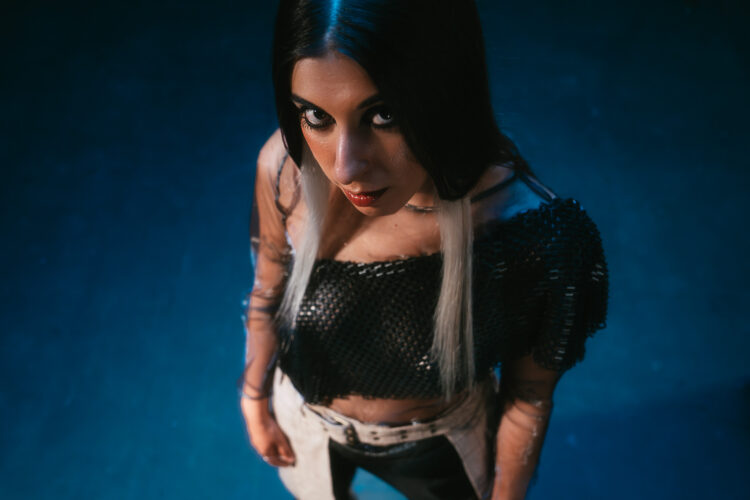 Inês Apenas estreia Éter ao vivo com concerto no Teatro Maria Matos