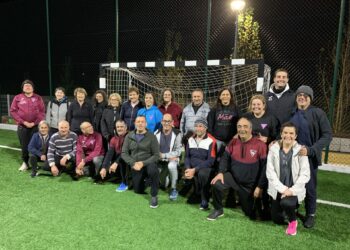 Neste jogo de futebol, é assinalada falta a quem começar a correr
