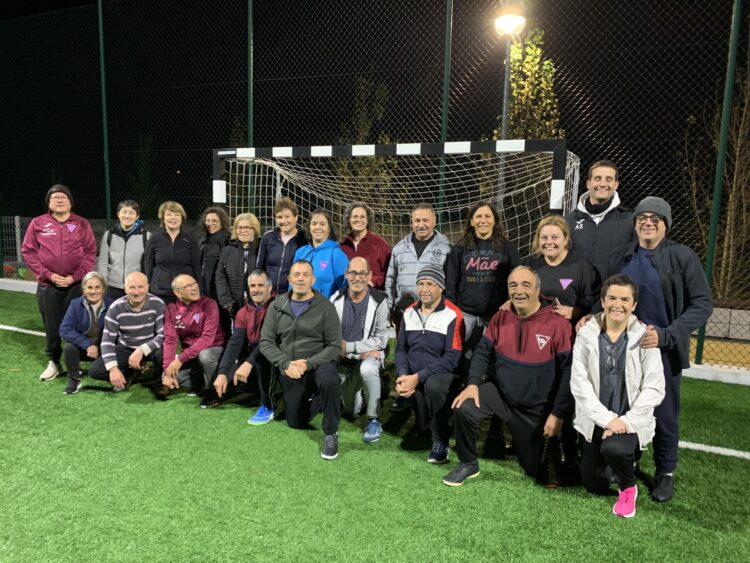 Neste jogo de futebol, é assinalada falta a quem começar a correr