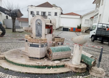 Vento forte derrubou Árvore de Natal para cima de fonte de Monte Redondo
