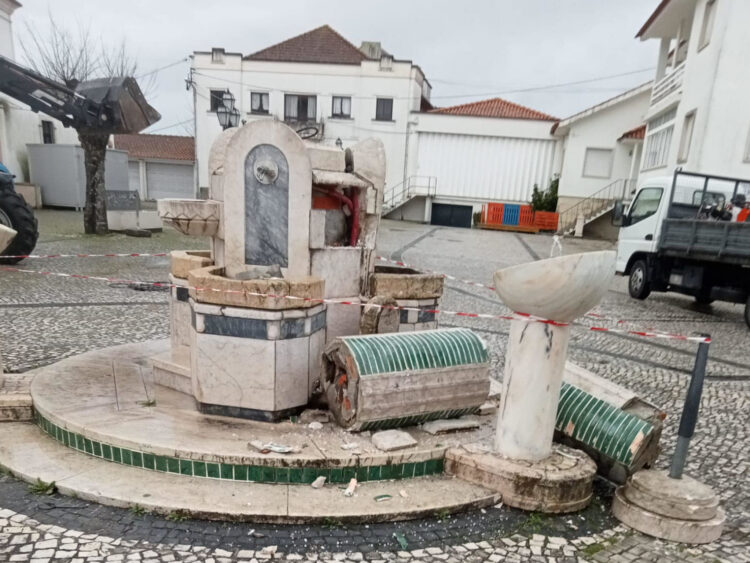 Vento forte derrubou Árvore de Natal para cima de fonte de Monte Redondo