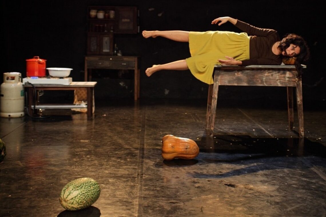 Sessão descontraída no Teatro Stephens com uma actriz e várias abóboras