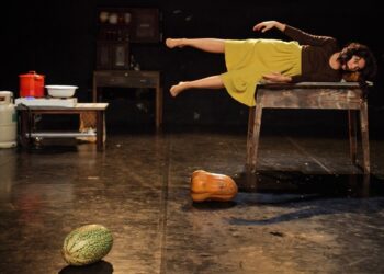 Sessão descontraída no Teatro Stephens com uma actriz e várias abóboras
