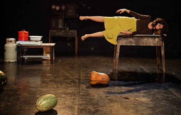 Sessão descontraída no Teatro Stephens com uma actriz e várias abóboras