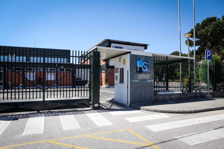 Tecto da Escola Básica e Secundária da Maceira danificado pelo vento