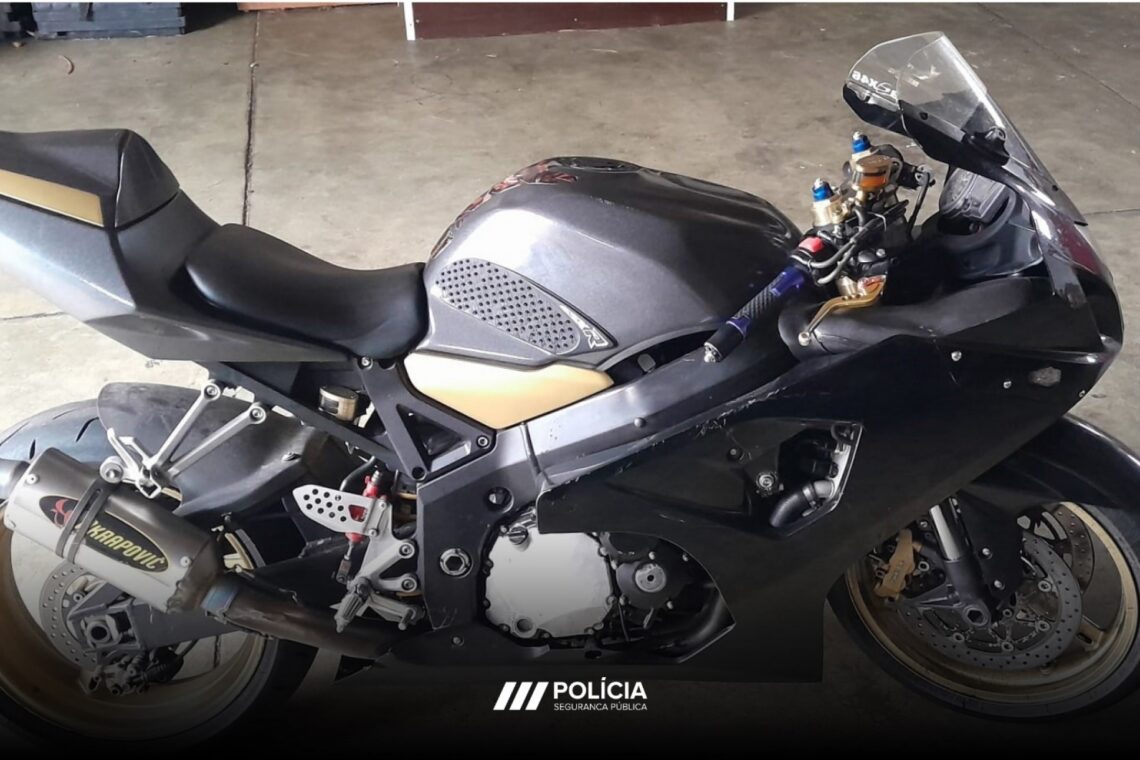 Homem apanhado em manobras perigosas num motociclo com matrícula falsa