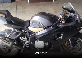 Homem apanhado em manobras perigosas num motociclo com matrícula falsa