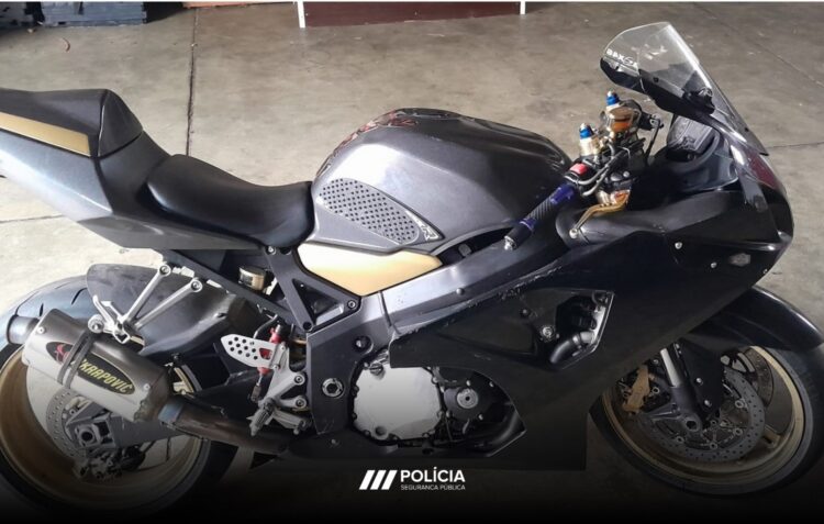 Homem apanhado em manobras perigosas num motociclo com matrícula falsa
