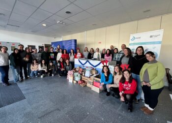 Equipa do MARE doa bens essenciais, materiais escolares e presentes à Associação Aconchego