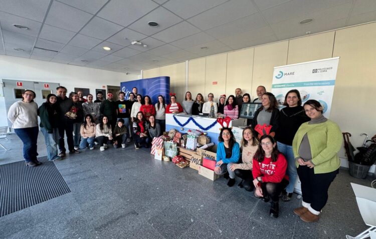 Equipa do MARE doa bens essenciais, materiais escolares e presentes à Associação Aconchego