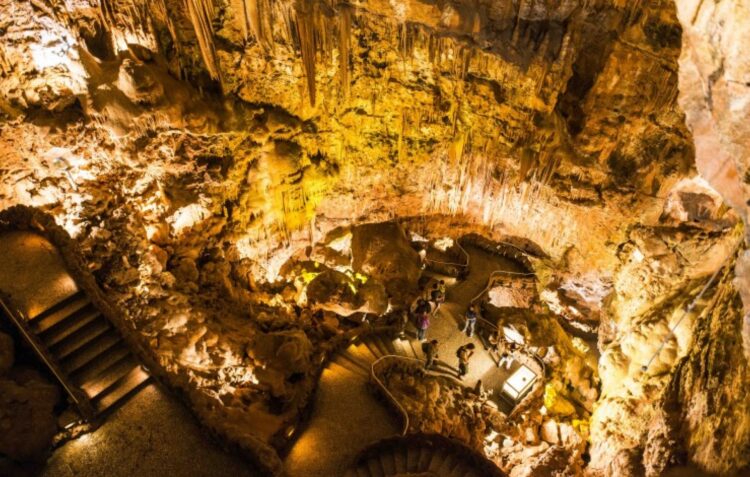 Grutas de Mira de Aire retomam visitas após dois dias de encerramento