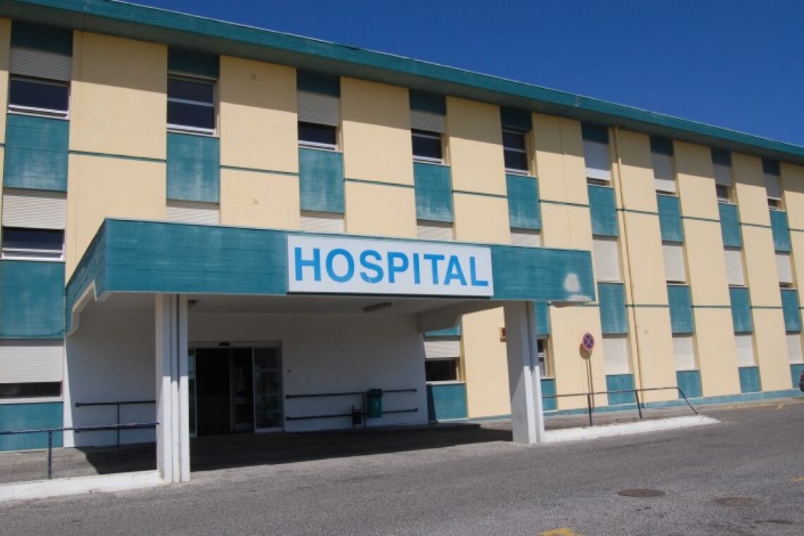 Unidade Local de Saúde do Oeste retira cobertura de fibrocimento do Hospital de Peniche
