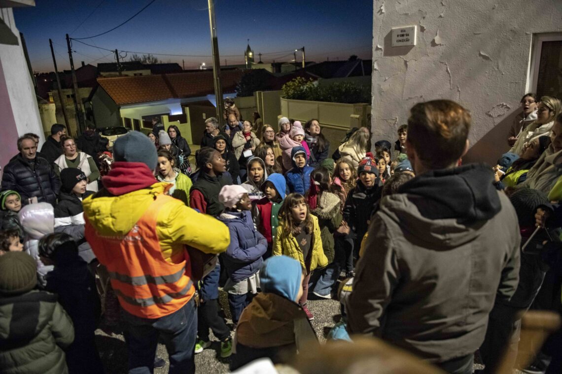 Na última sexta-feira, alunos,  professores e auxiliares cantaram  as Janeiras na aldeia