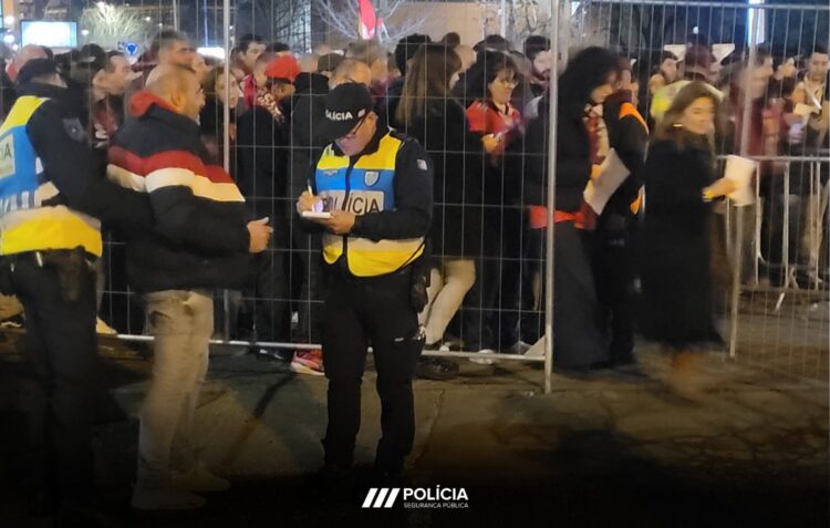 Engenhos pirotécnicos e alcoolismo impedem 13 adeptos de aceder ao jogo Benfica-Braga