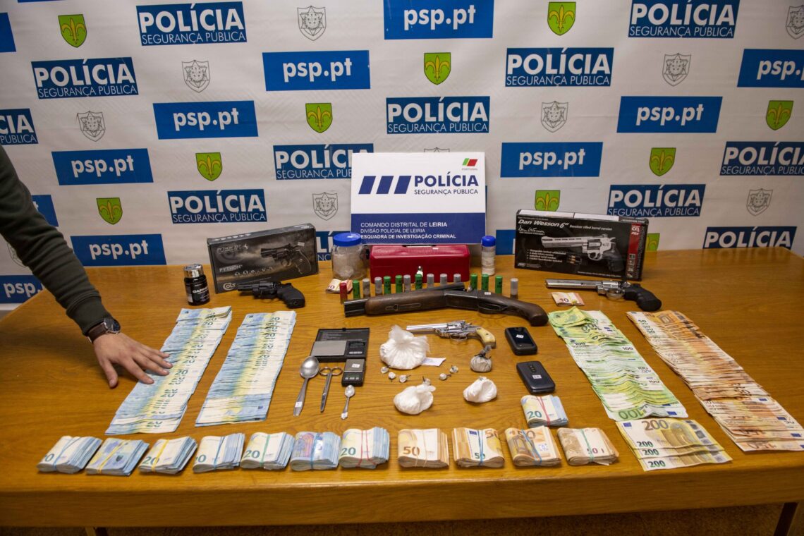 Foram apreendidos 37.620 euros em numerário e 245,72 gramas de cocaína