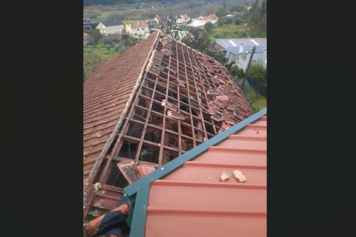 Vento levantou telhas na Palmeiria, freguesia da Caranguejeira
