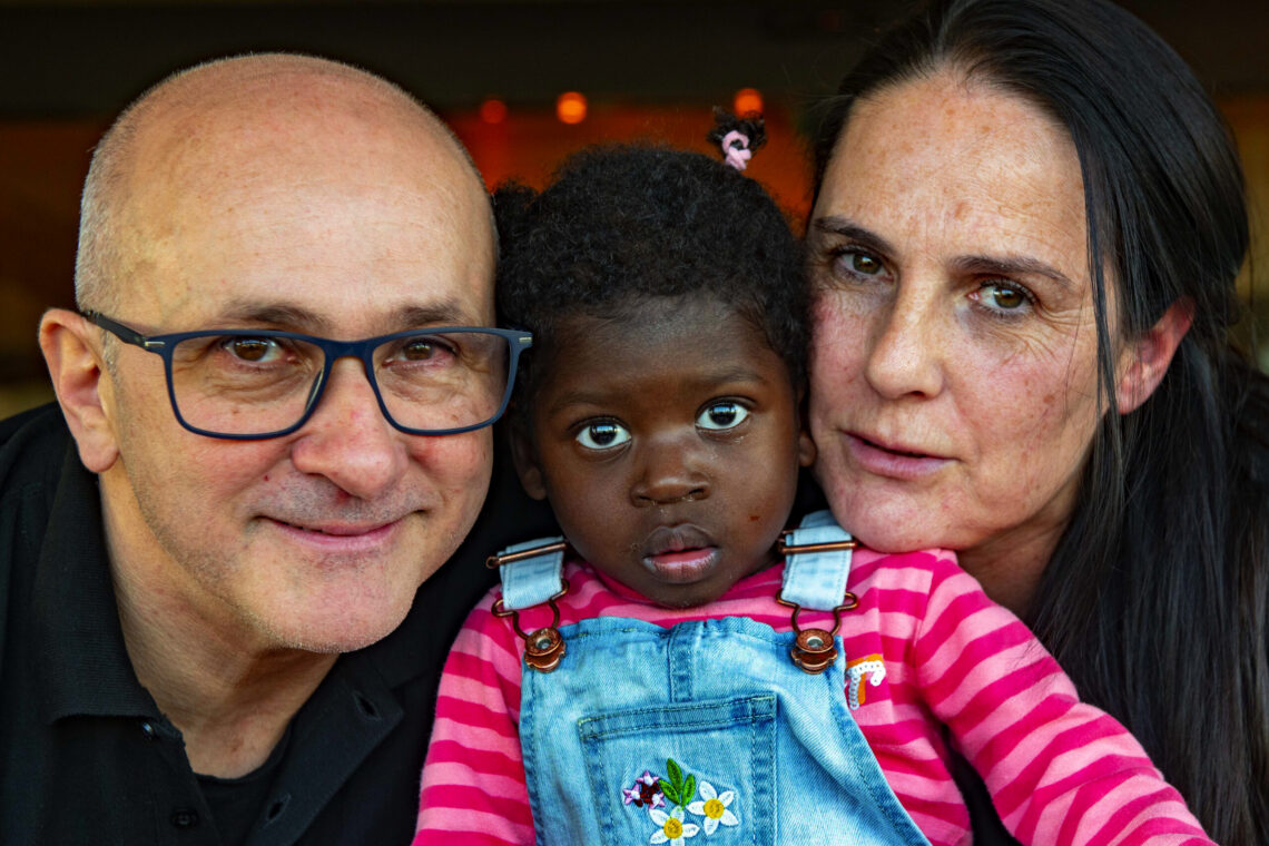 Amor sem fronteiras: famílias ajudam a curar corações