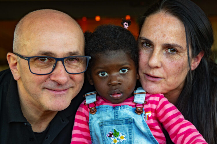 Amor sem fronteiras: famílias ajudam a curar corações