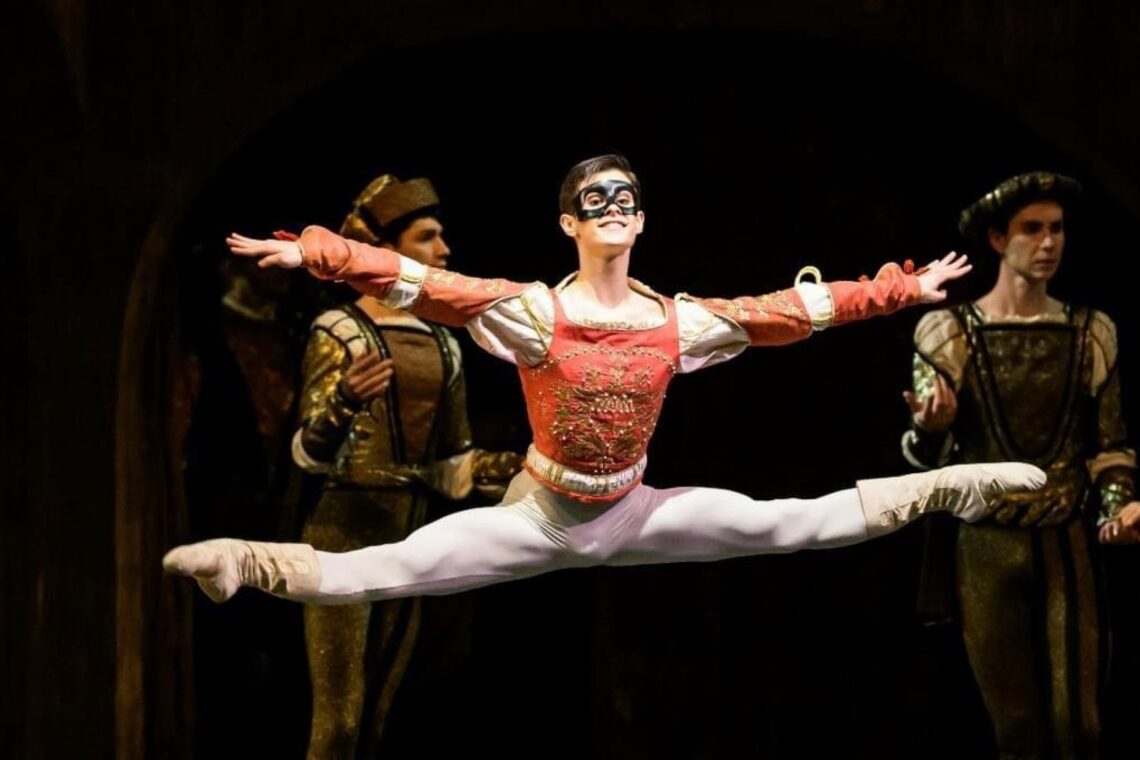 António Casalinho bailarino do ano para a Dance Europe