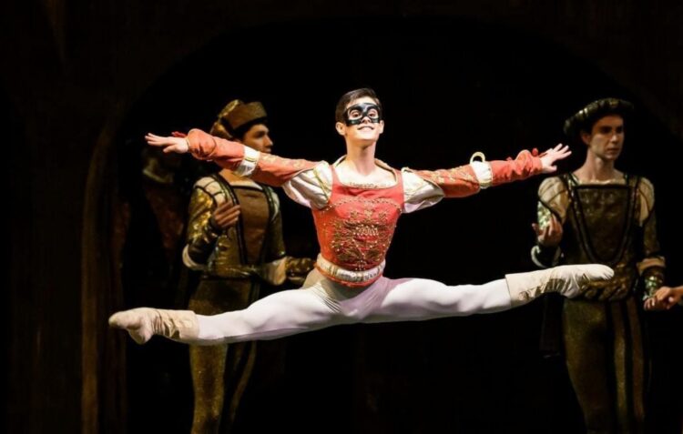António Casalinho bailarino do ano para a Dance Europe