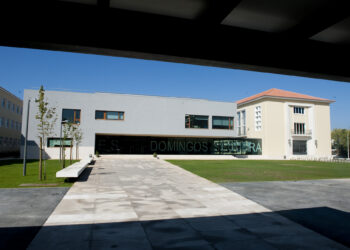 Homem entra em escola de Leiria e assedia aluna