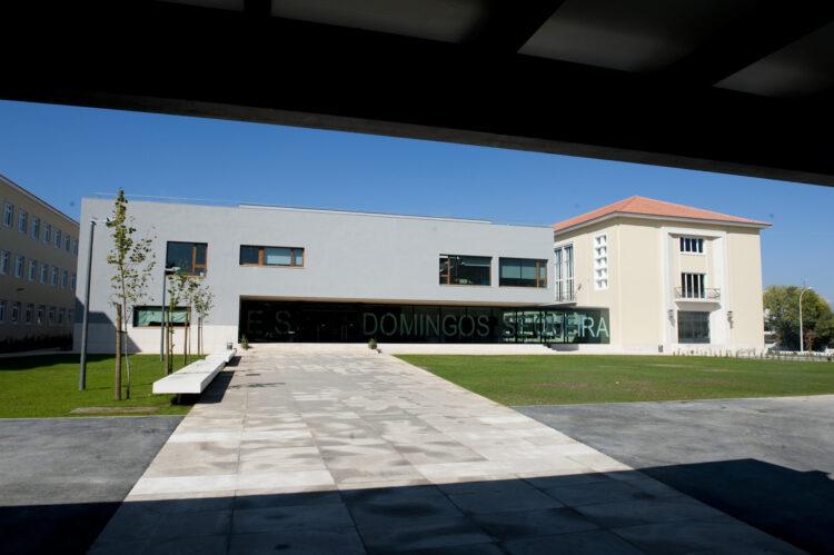 Homem entra em escola de Leiria e assedia aluna