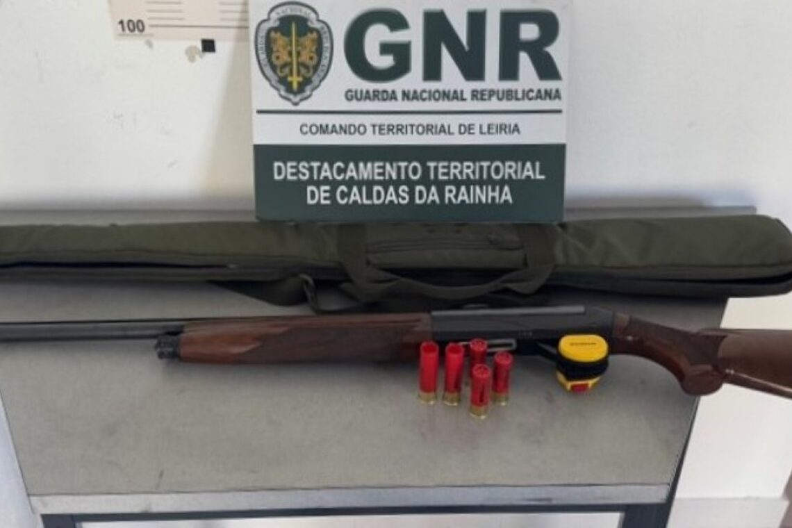Da acção, resultou também a apreensão de uma arma de caça e cinco cartuchos