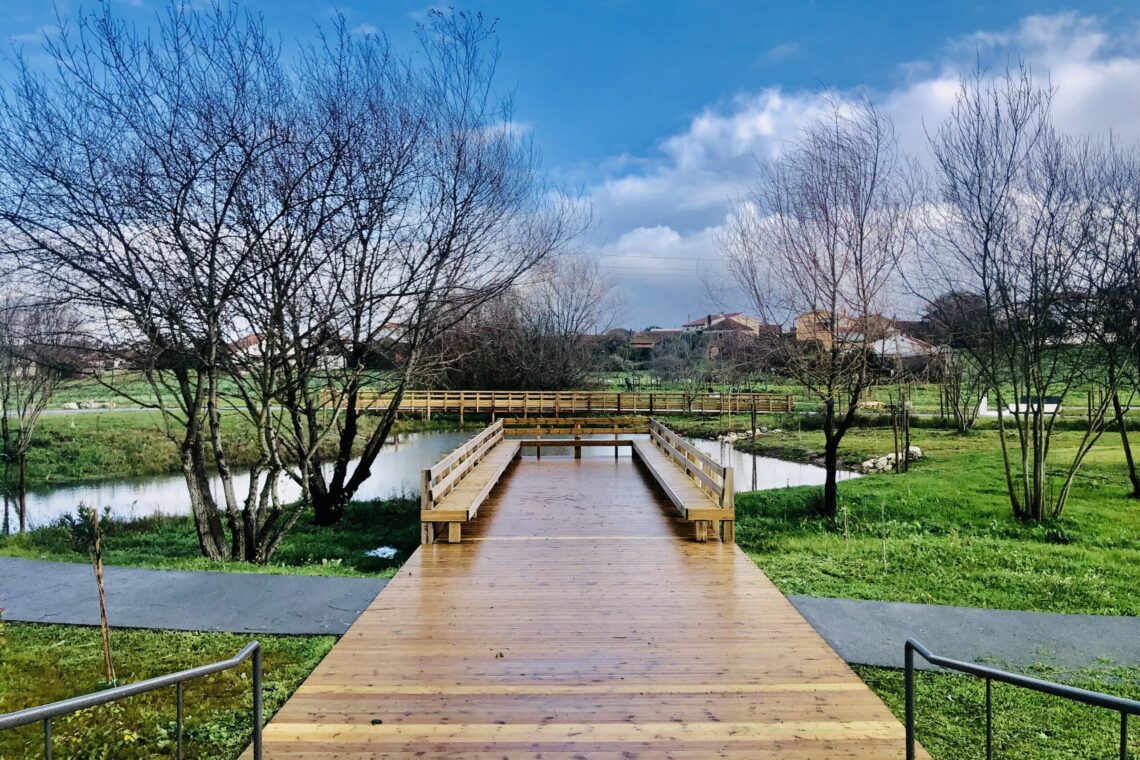 Parque conta com um lago, que funciona como bacia de retenção de águas pluviais