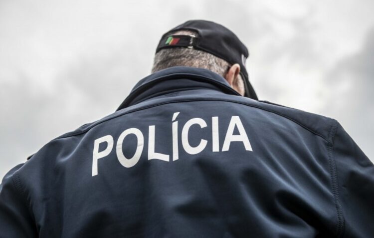 Adepto foge das autoridades após agredir polícia e ameaçá-lo de morte