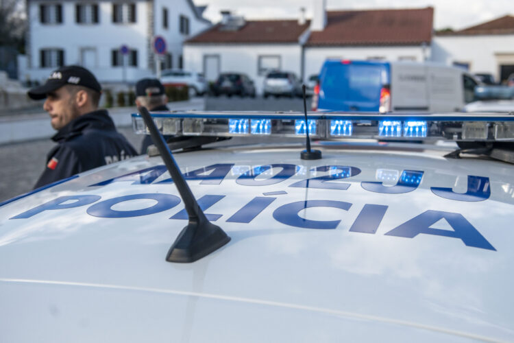 Prisão preventiva para homem que reteve menores em casa e aliciou jovem em escola de Leiria