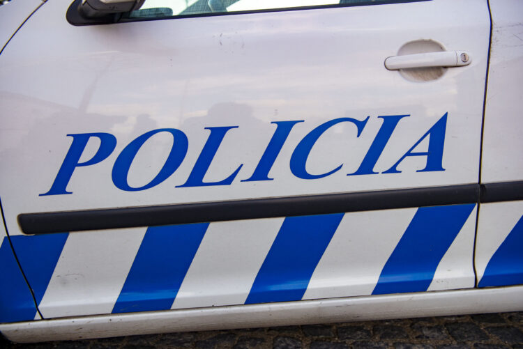 Homem detido por violência doméstica que perdurava há 40 anos