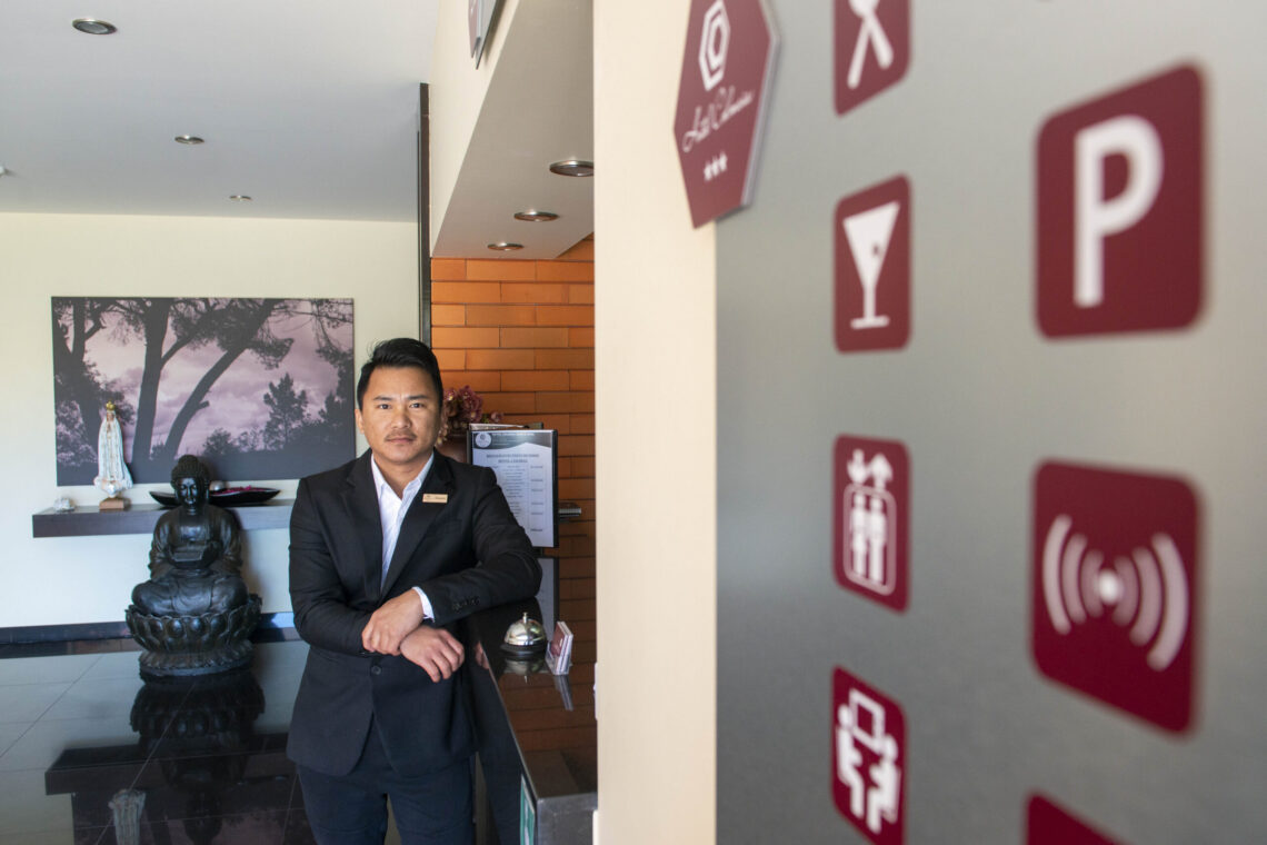 Da colheita de amoras à direcção de hotel, o triunfo do jovem nepalês
