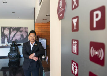 Da colheita de amoras à direcção de hotel, o triunfo do jovem nepalês
