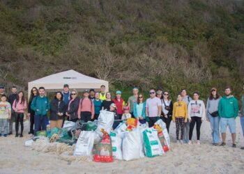 Voluntários recolhem 450 quilos de lixo da Praia da Polvoeira