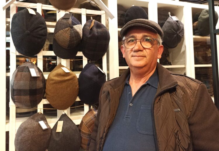 António Faustino não sai de casa sem boina e já tem mais de 50