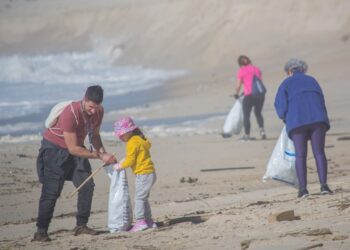 Voluntários retiram 130 quilos de lixo da Praia da Vieira