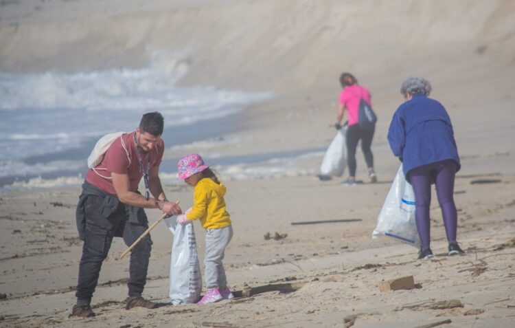 Voluntários retiram 130 quilos de lixo da Praia da Vieira