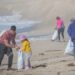Voluntários retiram 130 quilos de lixo da Praia da Vieira