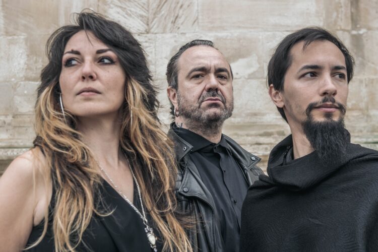 Escárnio e maldizer. Um peso-pesado do metal dá voz a cantigas de reis medievais