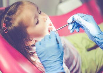 Dentistas declaram guerra ao açúcar por causar cáries nas crianças 