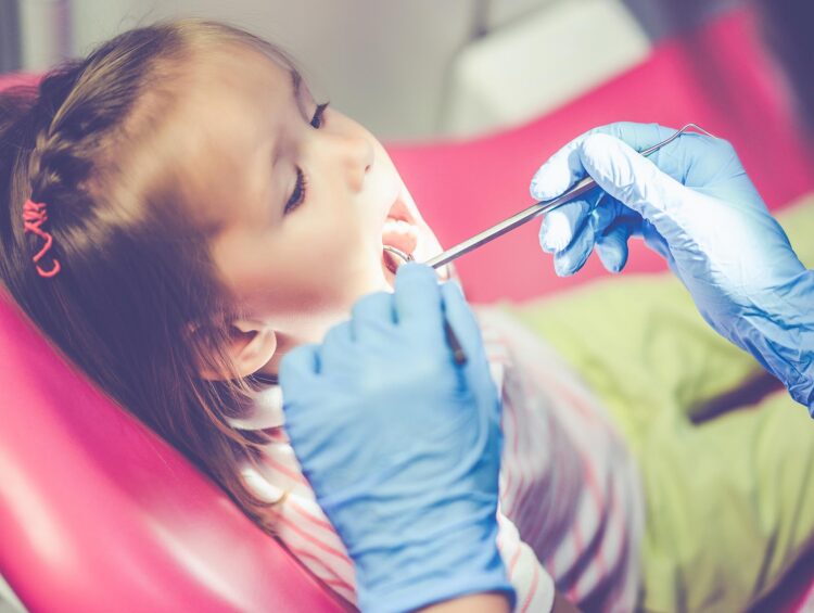 Dentistas declaram guerra ao açúcar por causar cáries nas crianças 