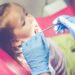Dentistas declaram guerra ao açúcar por causar cáries nas crianças