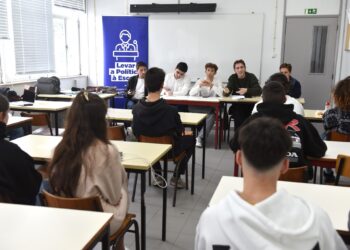 Jovens levam política às escolas e promovem diálogo e reflexão