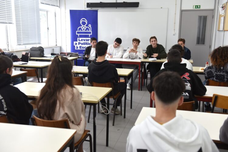 Jovens levam política às escolas e promovem diálogo e reflexão