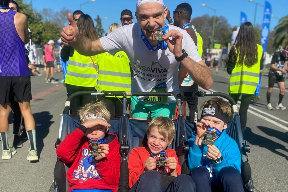 Atleta corre maratona com os três filhos e bate recorde do Guinness