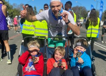 Atleta corre maratona com os três filhos e bate recorde do Guinness