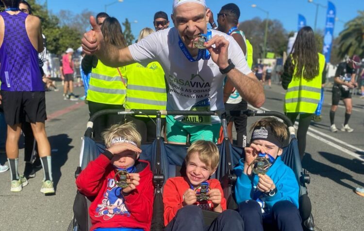 Atleta corre maratona com os três filhos e bate recorde do Guinness